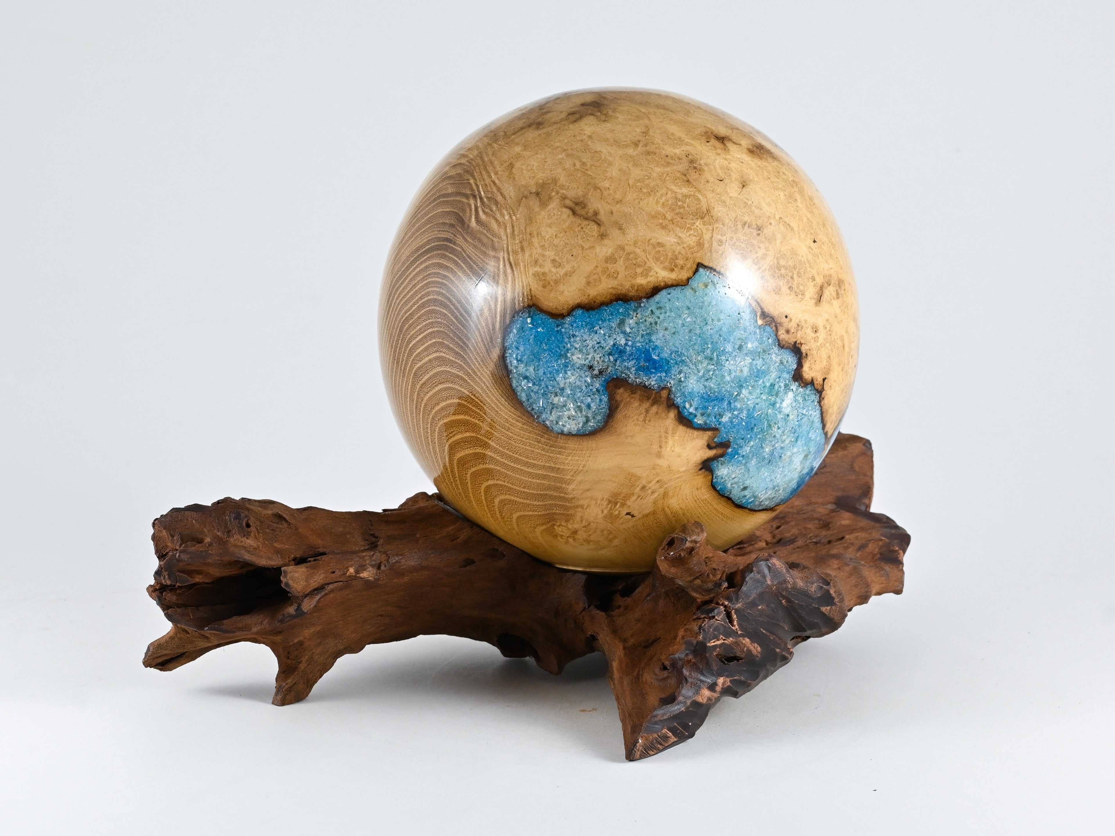 How to Choose the Right Wooden Urn for Ashes: Size, Style and Personalization